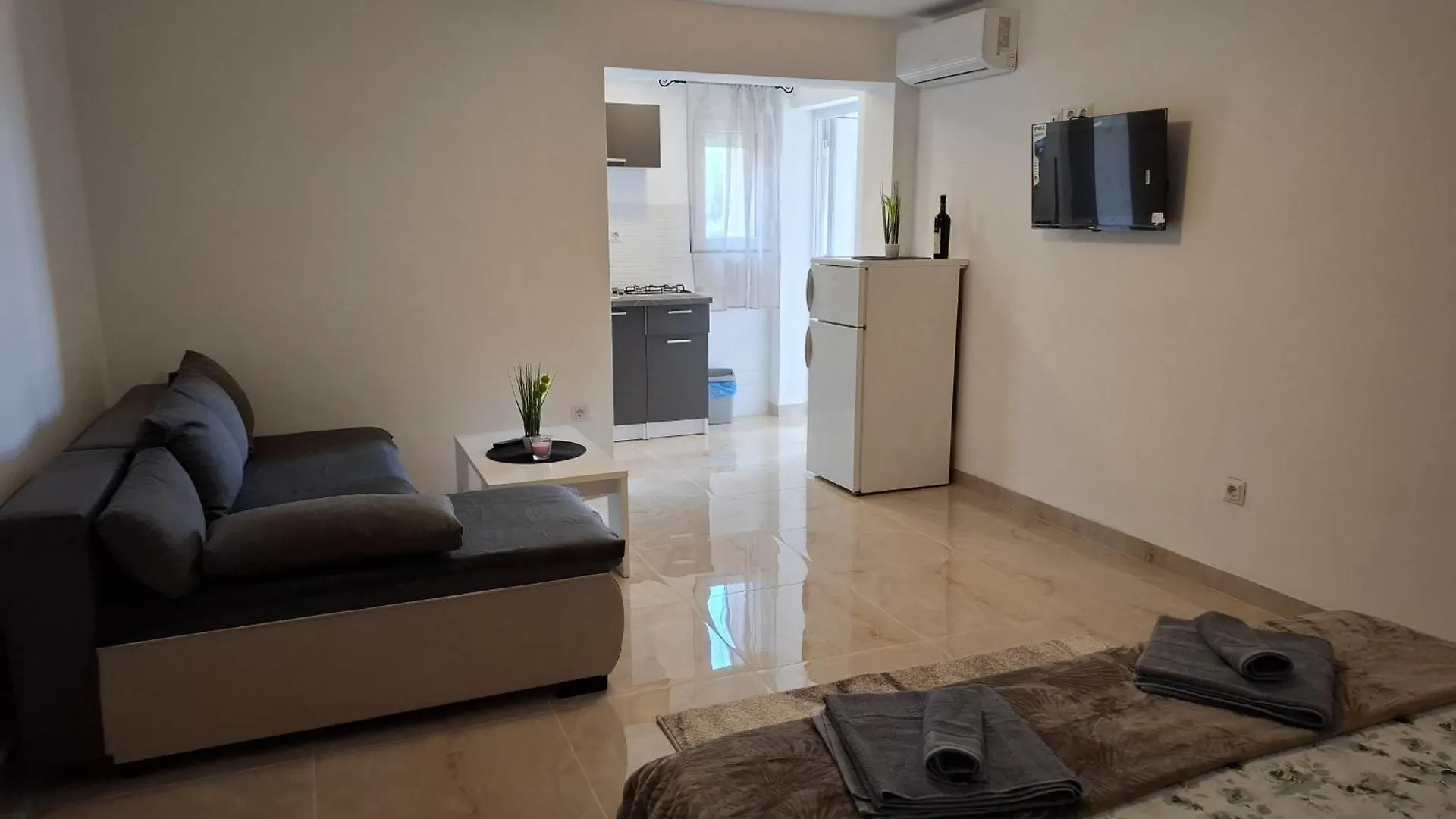 Apartmani Ivan Sajnovic ゴルニ・カリン 0*,